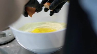 Biftek lazanyası, adım adım. Krem peynir tabakası. Video, ön manzara, kadın elleri, mermer mutfak masası arka planı. Adım adım lazanya pişiriyorum.