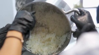 Millet, son derece besleyici taze organik mısır gevreğidir. Salata tabağında sağlıklı bir organiktir. Şefin, serinlemek ve sütle servis etmek için sıcak kaynamış darı tohumu çekmesinin eli. Yüksek kalite 4k görüntü