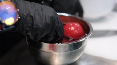 Biftek lazanyası, adım adım. Krem peynir tabakası. Video, ön manzara, kadın elleri, mermer mutfak masası arka planı. Adım adım lazanya pişiriyorum.