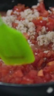 Biftek lazanyası, adım adım. Krem peynir tabakası. Video, ön manzara, kadın elleri, mermer mutfak masası arka planı. Adım adım lazanya pişiriyorum.