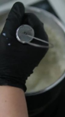 Biftek lazanyası, adım adım. Krem peynir tabakası. Video, ön manzara, kadın elleri, mermer mutfak masası arka planı. Adım adım lazanya pişiriyorum.