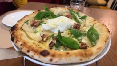 Mozzarella, pepperoni, domates sosu ve fesleğenli pizza. Domatesli ev yapımı pizza, peynir, koyu arkaplanda sosis. Üst manzara, düz uzanma