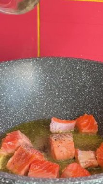 Şef, somon bifteği, sağlıklı omega beslenme aperatifi yapmak için taze çiğ somon filetosu ve biberiye biberi ve limon hazırlıyor. Yüksek kalite 4k görüntü