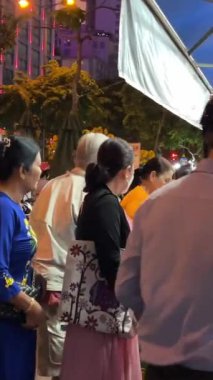 Kimliği belirsiz insanlar Ben Thanh pazarından şeker ya da kurutulmuş meyve alıyor. Şehrin en popüler turistik merkezlerinden birisidir. Vietnam Ho Chi Minh Şehri 09.06.2024