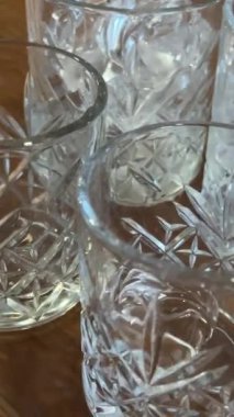 Ağır çekimde çalışan adam elinde ezilmiş buzlu bardak ve ahşap masada ezilmiş buz ekle. Yüksek kalite 4k görüntü