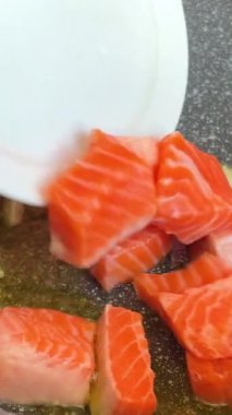 Kızartma tavasında tuzlu fileto parçaları. Deniz mahsulleri yemeği pişiriyorum. Kızartma tavasında somon parçaları