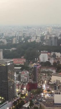 Ho Chi Minh şehrinin en üst katındaki restoran. Saigon, Vietnam 'da Reverie Saigon binasının açık mavi gökyüzü manzarası. Ho Chi Minh şehrinde Bitexco Finans Kulesi