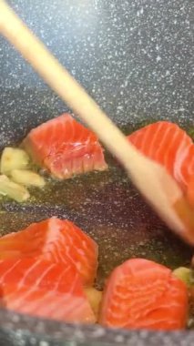 Soya soslu somon parçaları tavada kızartılır. Yüksek kalite 4k görüntü