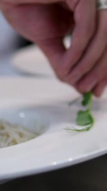 Karides salatası, funchoza, dolmalık biber. Restoran menüsü seçici odaklanma. Karidesli Funchoza