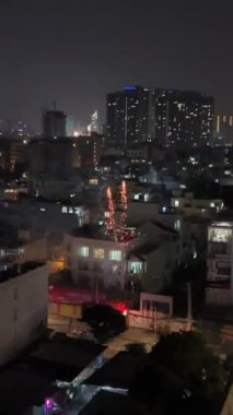 Ho Chi Minh City rıhtımındaki Ho Chi Minh Gecesi Havai fişek gösterisi Vietnam Ulusal Günü için, Vietnam 'daki zaman atlaması için. Yüksek kalite 4k görüntü