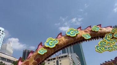 Yeni yılda Doğu Vietnam 'ın orta kesimindeki Ho Chi Minh City' de tahta yapı sokak dekorasyonu ejderhası. Yüksek kalite 4k görüntü