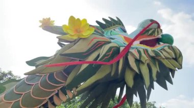 Yeni yılda Doğu Vietnam 'ın orta kesimindeki Ho Chi Minh City' de tahta yapı sokak dekorasyonu ejderhası. Yüksek kalite 4k görüntü