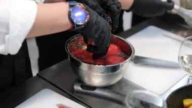 Domatesi çatalla delin. Üzerine kaynar su dökmeden önce domatesi kabuğunu soymak için hazırlıyorum. Bir domates kabuğunun üzerine kaynar su dök.