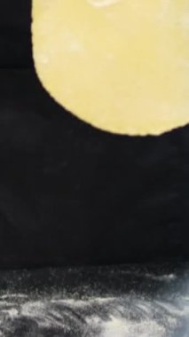 Baker 'ın Kadın Elleri' nin yakın plan fotoğrafları ahşap tahta üzerinde un, fırında raptiye, geleneksel pizza tarifi kullanan bir kadın... 