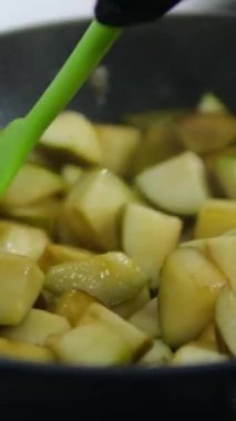 Ev yapımı karamelli armudu kızartma tavasında hazırlıyorum. Kızartma tavasında karıştırılmış armut. Yüksek kalite 4k görüntü