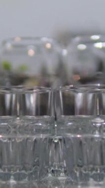 Boş bardaklar. Siyah arka planda ışıkları olan bir sürü boş bardak. Kadehler. Yüksek kalite 4k görüntü