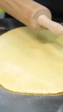 Hamur işi şefi hamur işini merdaneyle yapıyor. Yüksek kalite 4k görüntü