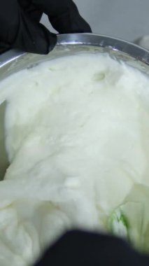 Lezzetli Bask peyniri hazırlayan kadın mutfakta yanmış peynirli kek pişiriyor. Yüksek kalite 4k görüntü