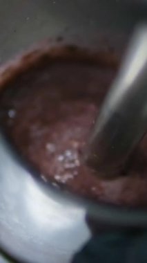 Menekşe İtalyan pesto, ceviz, sarımsak ve fesleğen yapraklı geleneksel sos. Karıştırıcı, blender ya da yemek işlemci kavanozuna pesto yap ya da karıştır. Yüksek kalite 4k görüntü