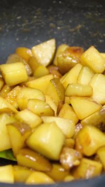 Karamelli armut parçaları. Şekerde kavrulmuş armut. Atıştırmalık Sağlıklı bir tatlı. Karamelli armut. Kurumuş armut. Kurutulmuş mango. Yüksek kalite 4k görüntü