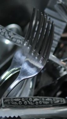 Tenceredeki çatal ve kaşıkları temizle. Mutfak aletleri dikkatsizce atılıyor.