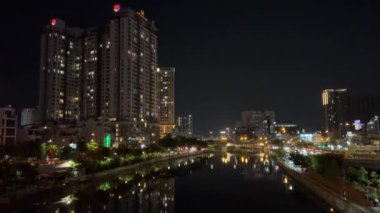 Gökdelen gece hayatı, yerleşim yerleri, sanayi bölgeleri, Exteriors, Köprüler, arabalar, gece. Vietnam Ho Chi Minh Şehri 09.09.2024