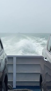 feribot yolculuğu Superdong Ekspres Teknesi Bai Vong limanına yanaştı Phu Quoc adasında. Dikey video. Vietnam Phu Quoc Adası 08.28.2024 