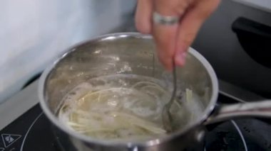 Udon Eriştesi Otantik Asya Udon Eriştesi Şok Edici Mutfak Deneyimi. Yüksek kalite 4k görüntü