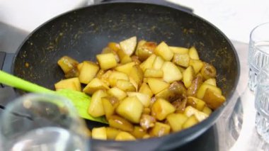 Karamelli armut parçaları. Şekerde kavrulmuş armut. Atıştırmalık Sağlıklı bir tatlı. Karamelli armut. Kurumuş armut. Kurutulmuş mango. Yüksek kalite 4k görüntü