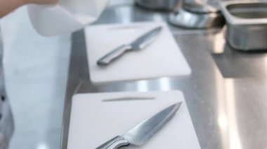 Mutfak masasındaki kağıt havlular iki kesme tahtası bıçağı. Yüksek kalite 4k görüntü