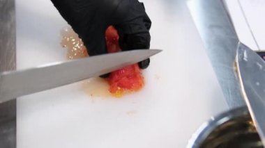 Domatesi çatalla delin. Üzerine kaynar su dökmeden önce domatesi kabuğunu soymak için hazırlıyorum. Bir domates kabuğunun üzerine kaynar su dök.
