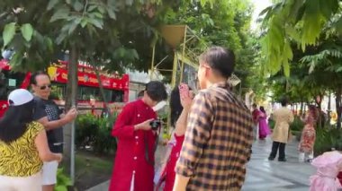 Gerçek zamanlı şehir merkezi fotoğraf çeken öğrencilere bakıyor sohbet eden Ho Chi Minh Şehri Vietnam 09.30. 2024
