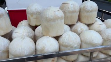 Victoria 'da turizm festivali haftası Hindistan cevizi tezgahında hindistan cevizi içme görüntüsü