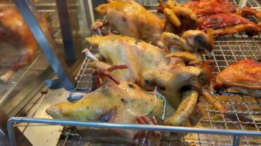 Vietnamlı hazır tavuklar raflarda. Yüksek kalite 4k görüntü