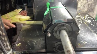 Sokak gıda pazarında şeker kamışı suyu içen bir adam. Baston suyu yap. Yüksek kalite 4k görüntü