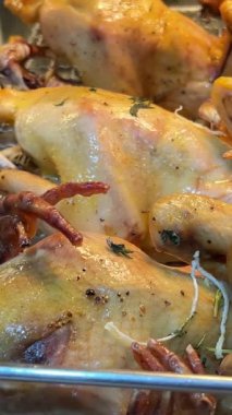 Vietnamlı hazır tavuklar raflarda. Yüksek kalite 4k görüntü