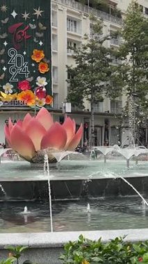 Ho Chi Minh şehrinin merkezindeki kavşak ve binalar. Central Ho Chi Minh City 'deki nilüfer çeşmesi. Yüksek kalite 4k görüntü