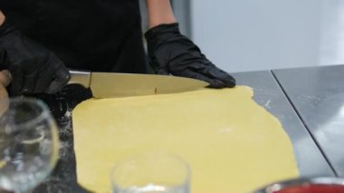 Hamurlu erişteyi kes Kurabiye masanda erişte kes. Yüksek kalite 4k görüntü