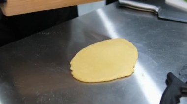 Beyaz Masa Üzerinde Elle Pizza Hamuru. Ellerinle kalın hamur yoğur. siyah osuruk ve lateks şef eldiveni