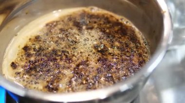 Tiramisu pişirme süreci. Aşçı Savoiardi, Savoyardi, Adyfinger bisküvisi, sünger parmaklar, yatak odaları, kahveye bebek parmakları ve mascarpone 'a sürükler. Yüksek kalite 4k görüntü