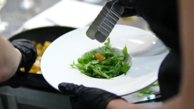Cevizli prosciutto peynirli armut salatası ve zeytinyağı pişirme işlemiyle marul çiselemek. Jambonlu salata