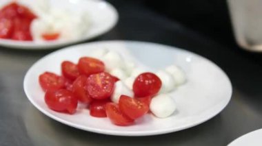 Mavi fesleğen, domates pesto soslu mozzarella soslu caprese salatası. Yüksek kalite 4k görüntü