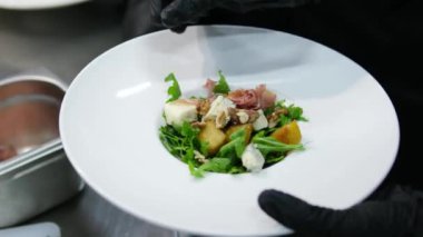 Cevizli prosciutto peynirli armut salatası ve zeytinyağı pişirme işlemiyle marul çiselemek. Jambonlu salata