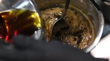 Tiramisu pişirme süreci. Aşçı Savoiardi, Savoyardi, Adyfinger bisküvisi, sünger parmaklar, yatak odaları, kahveye bebek parmakları ve mascarpone 'a sürükler. Yüksek kalite 4k görüntü