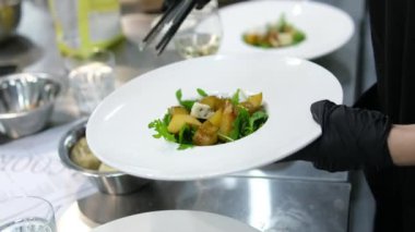 Cevizli prosciutto peynirli armut salatası ve zeytinyağı pişirme işlemiyle marul çiselemek. Jambonlu salata