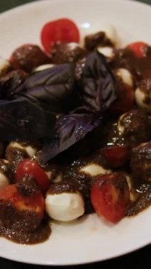 Mavi fesleğen, domates pesto soslu mozzarella soslu caprese salatası. Yüksek kalite 4k görüntü