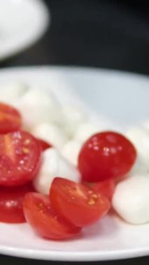 Mavi fesleğen, domates pesto soslu mozzarella soslu caprese salatası. Yüksek kalite 4k görüntü