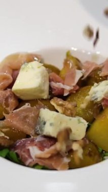 Cevizli prosciutto peynirli armut salatası ve zeytinyağı pişirme işlemiyle marul çiselemek. Jambonlu salata