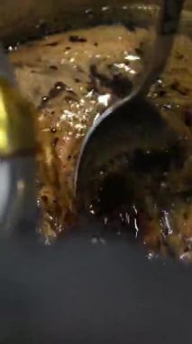 Tiramisu pişirme süreci. Aşçı Savoiardi, Savoyardi, Adyfinger bisküvisi, sünger parmaklar, yatak odaları, kahveye bebek parmakları ve mascarpone 'a sürükler. Yüksek kalite 4k görüntü