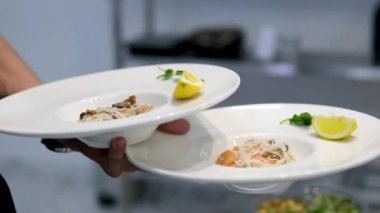 Limon dilimli vermicelli salata, mikro yeşillikler, pirinç erişteli deniz ürünleri, cam vermicelli, funselli. Yüksek kalite 4k görüntü
